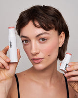 ; Mariia mit dem Blush & Glow Duo Stick und Mono Stick in Rose