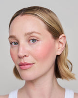 mono-stick; melon-blush: Jennifer trägt den Melon Blush