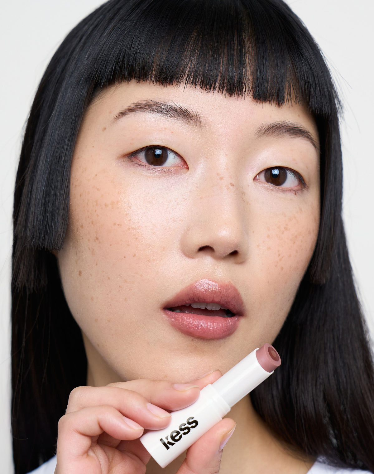 triple-tint-lip-balm; Naked: Loo Loo trägt den Triple Tint Lip Balm in Naked