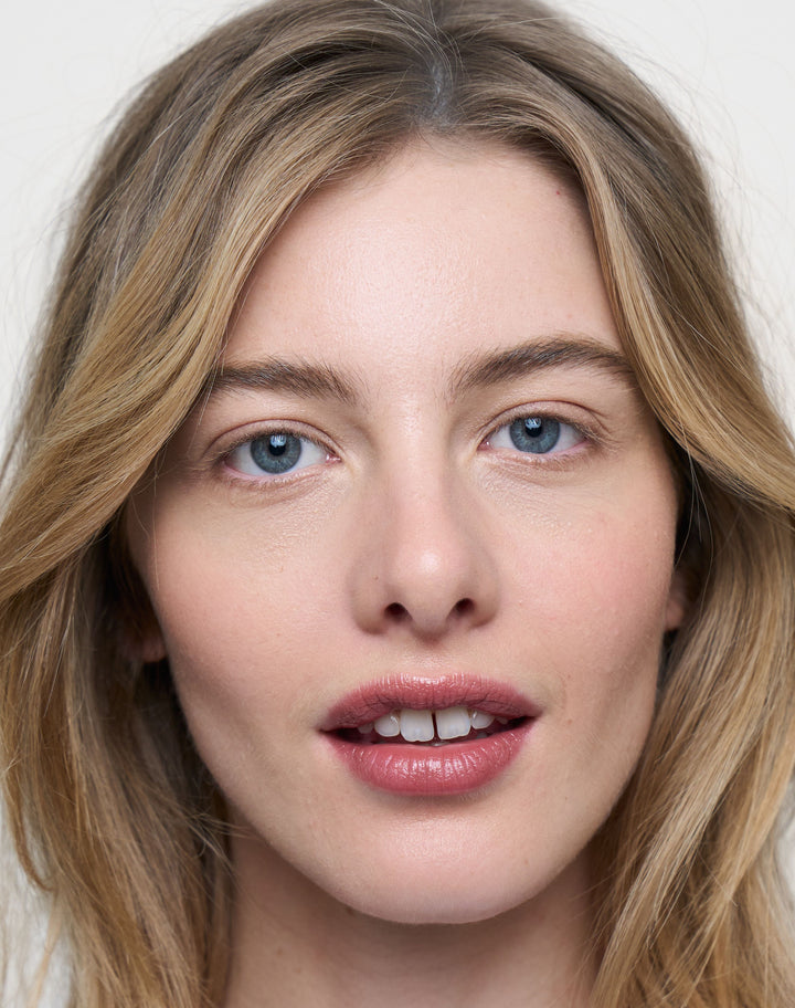 triple-tint-lip-balm; Naked: Lydia trägt den Triple Tint Lip Balm in Naked
