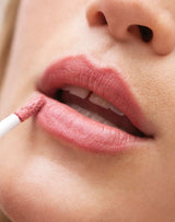 dusty-rose; Unser Model trägt den Lip Tint & Primer Twin Stick in Dusty Rose