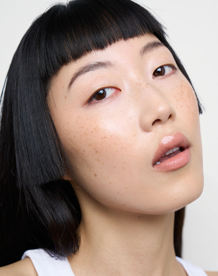 triple-tint-lip-balm; Nothin: Loo Loo trägt den Triple Tint Lip Balm in Nothin