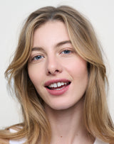 Nudie; Lydia trägt den Triple Tint Lip Balm in Nudie