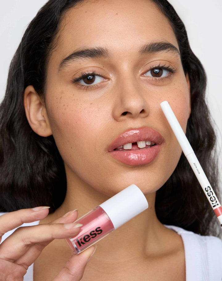 soft-shape-lip-liner; rosy nude: Louisa trägt den Lip Liner in Rosy Nude und das Jelly Treat Lip Oil in Slip
