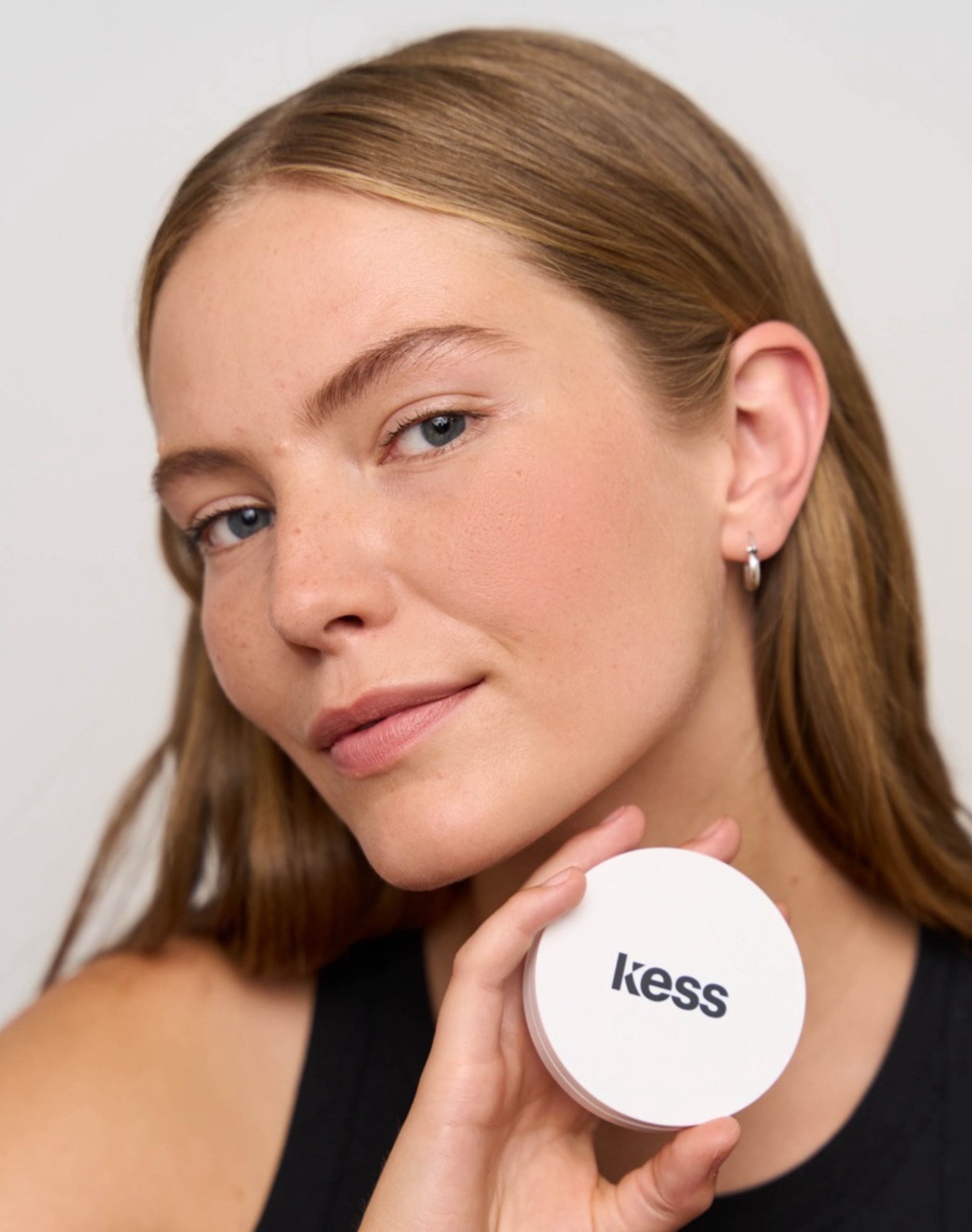 ; Rosaly trägt das Set & Blur Setting Powder