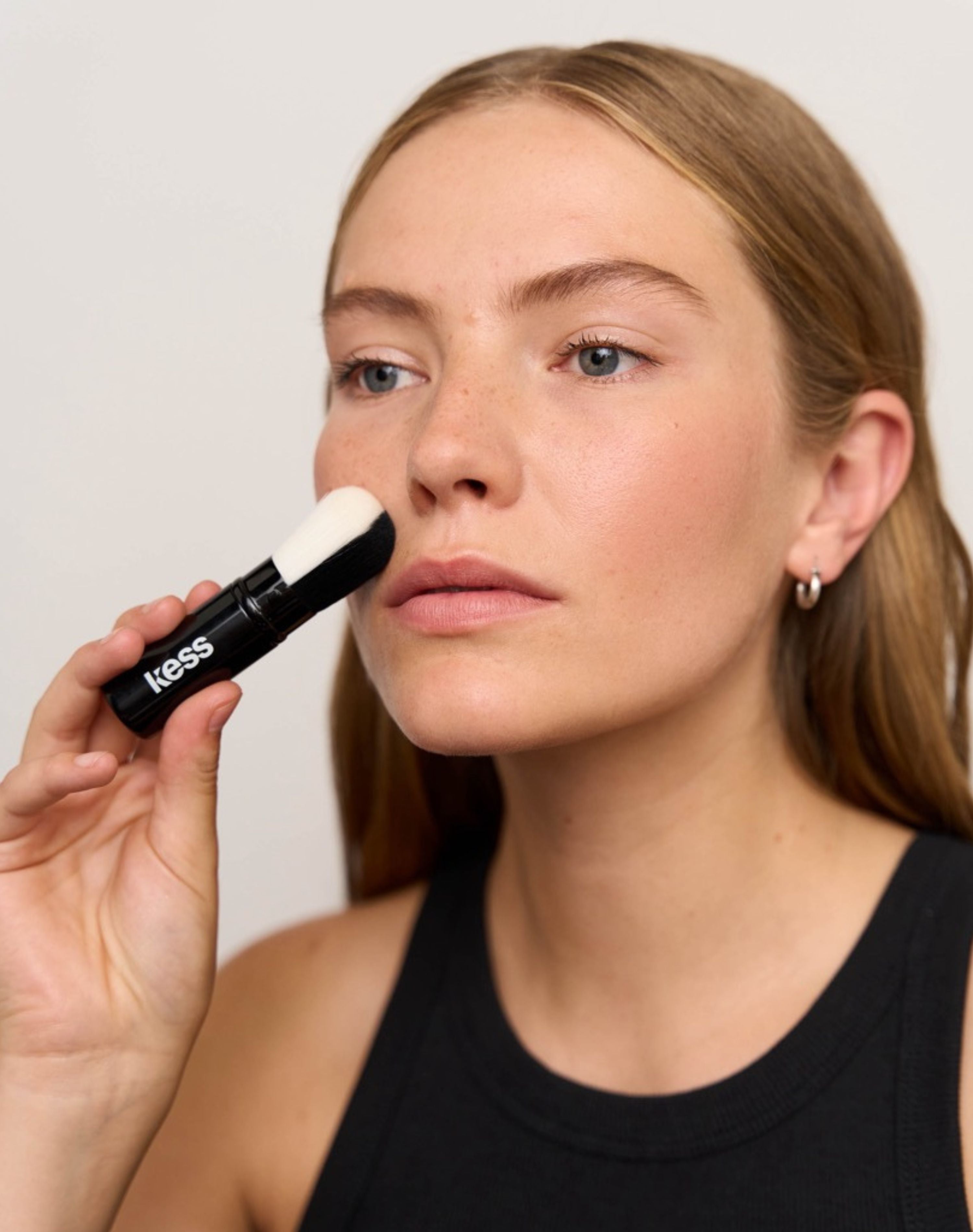 ; Rosaly trägt das Set & Blur Setting Powder