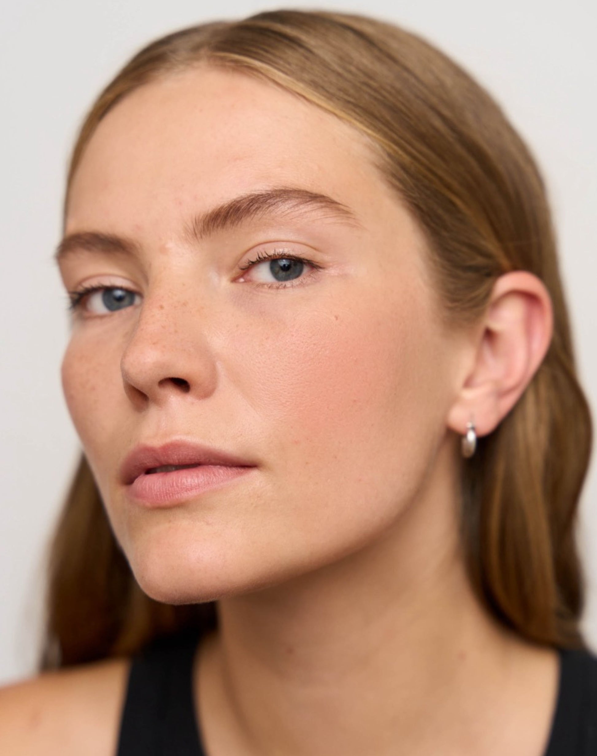 ; Rosaly trägt das Set & Blur Setting Powder