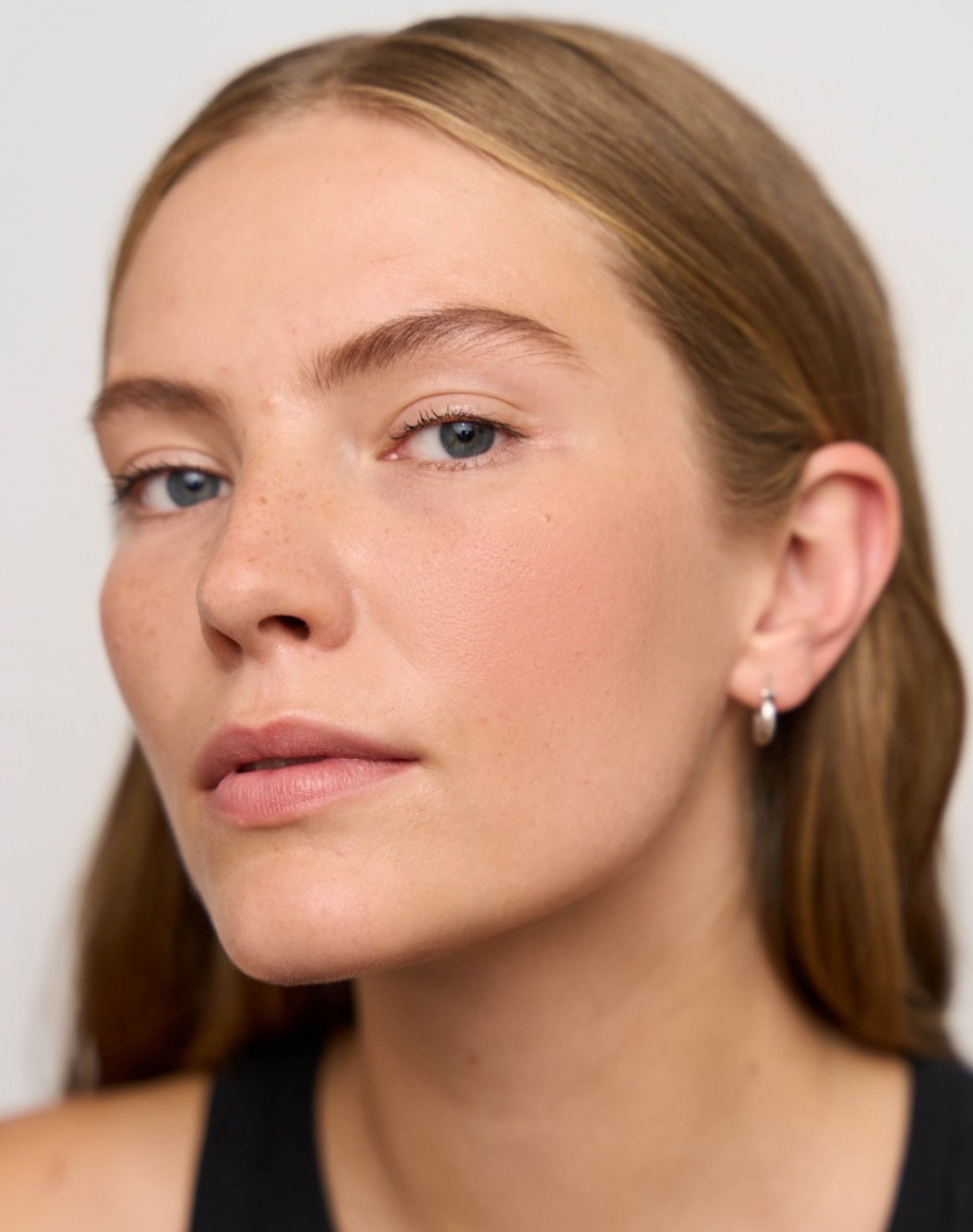 ; Rosaly trägt das Set & Blur Setting Powder
