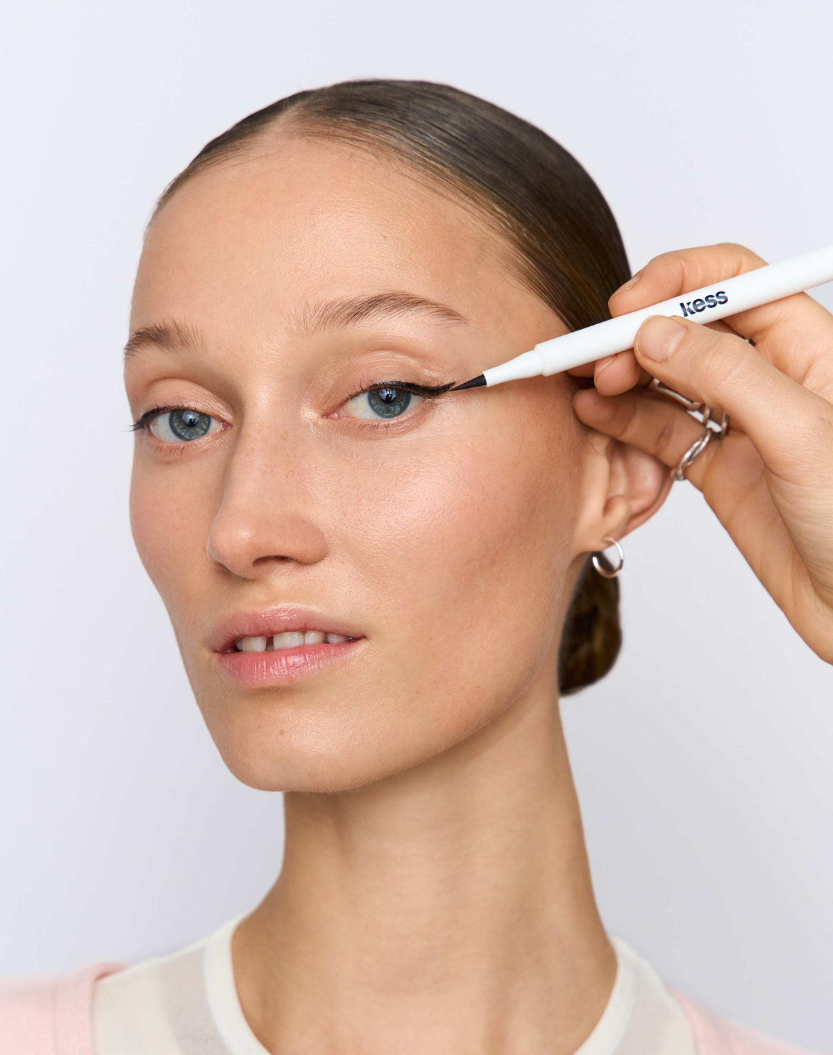 that girl; Step 1 - Filippa trägt den Liquid Eyeliner in Deep Black