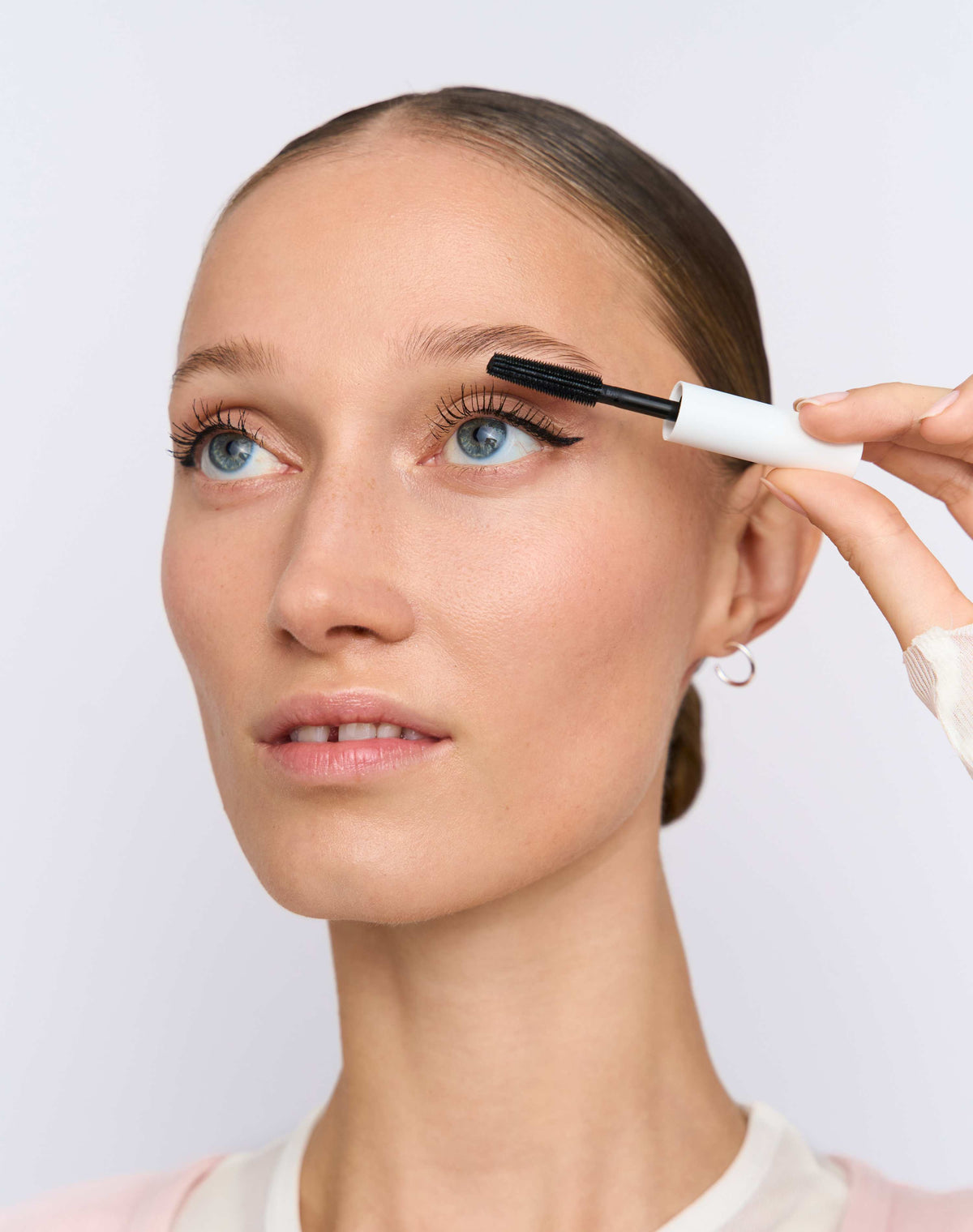 that girl; Step 2 - Filippa trägt die Mini DAY Mascara in Black