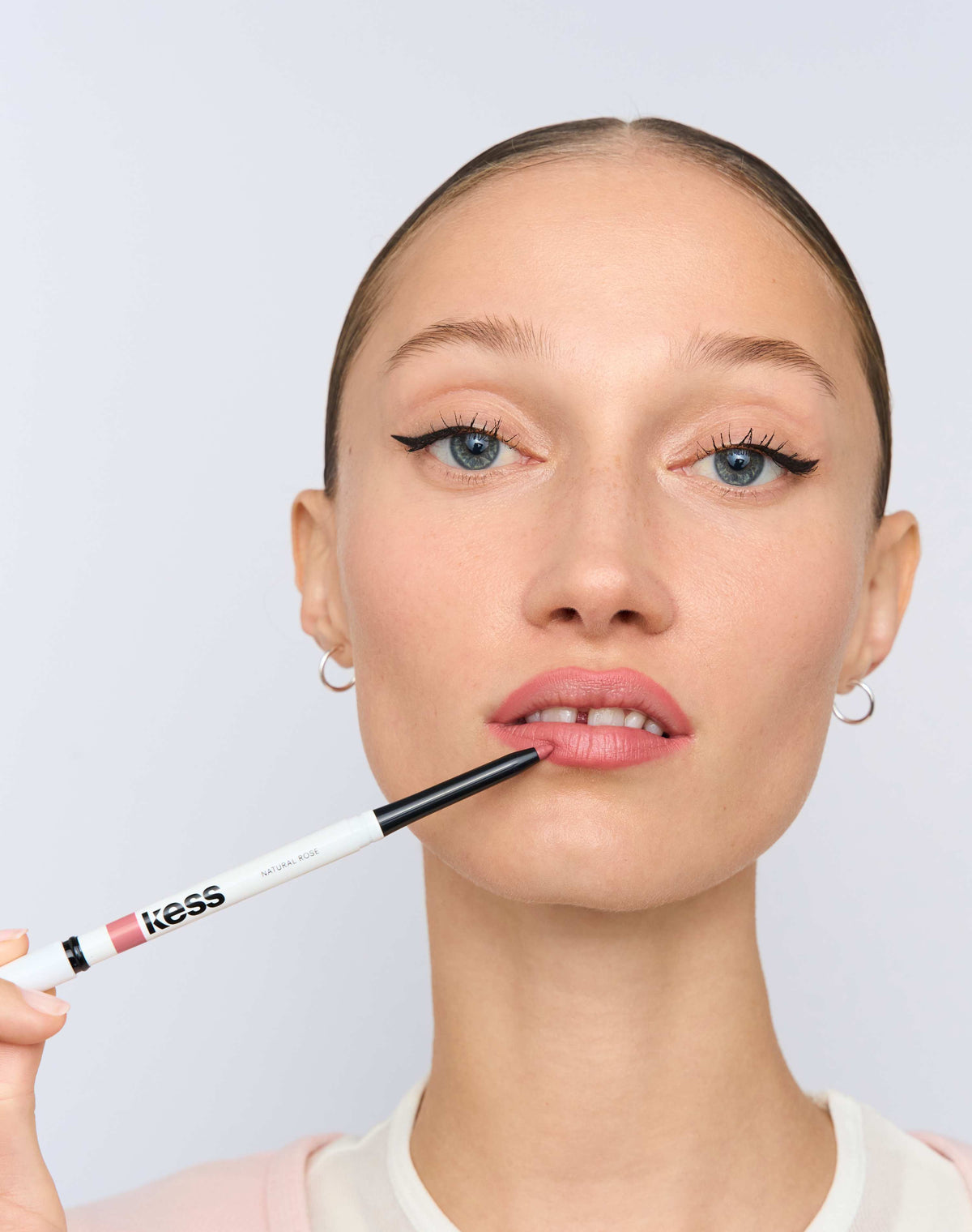 that girl; Step 3 - Filippa trägt den Soft Shape Lip Liner in Natural Rose