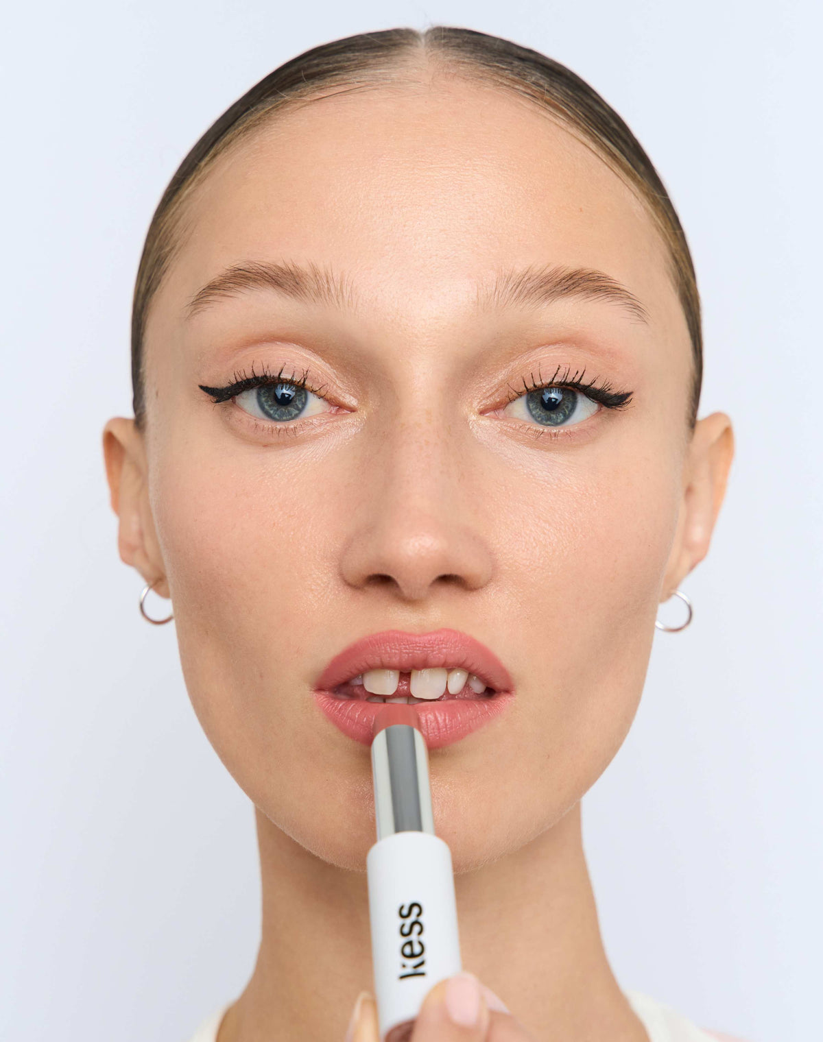 that girl; Step 4 - Filippa trägt den Lipstick in Warm Nude