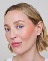 mono-stick; toasted-blush: Jennifer trägt den Toasted Blush