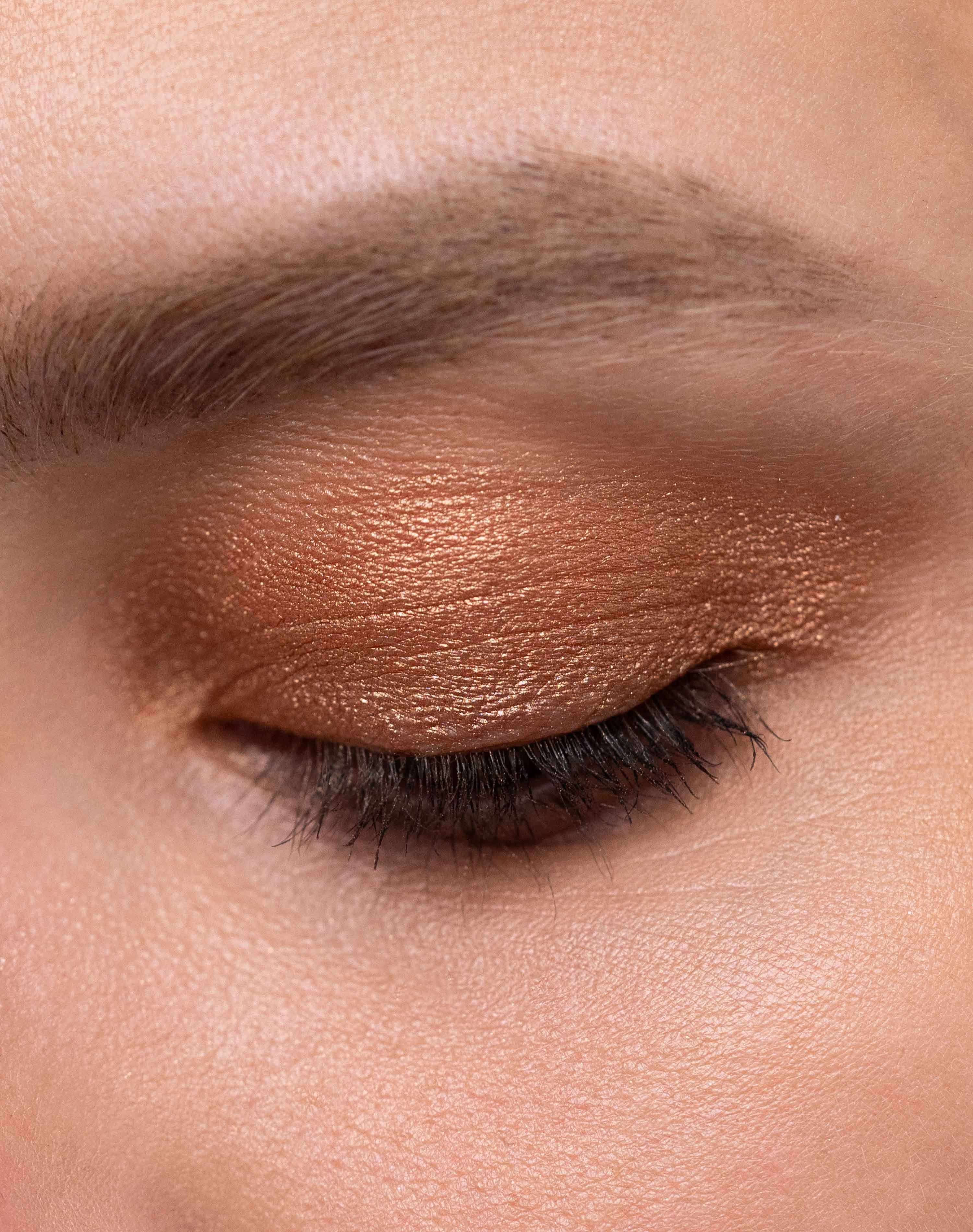 universal; Ingel trägt den Universal Eyeshadow Tower in der Shade Metallic Copper