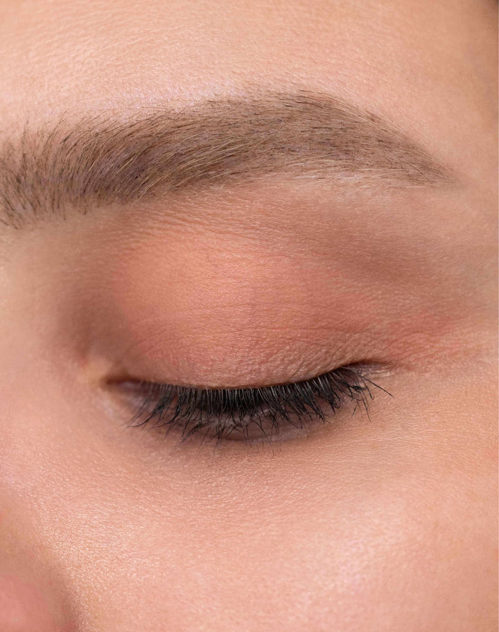 universal; Ingel trägt den Universal Eyeshadow Tower in der Shade Dusty Rose