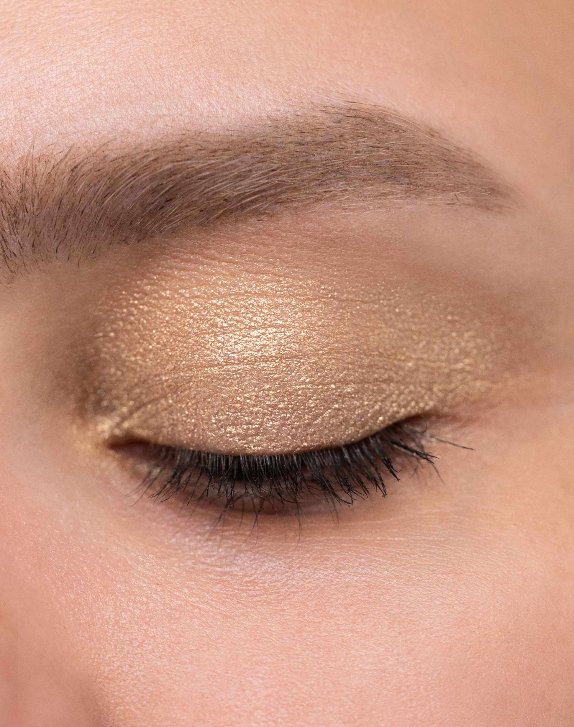 universal; Ingel trägt den Universal Eyeshadow Tower in der Shade Sparkle Gold