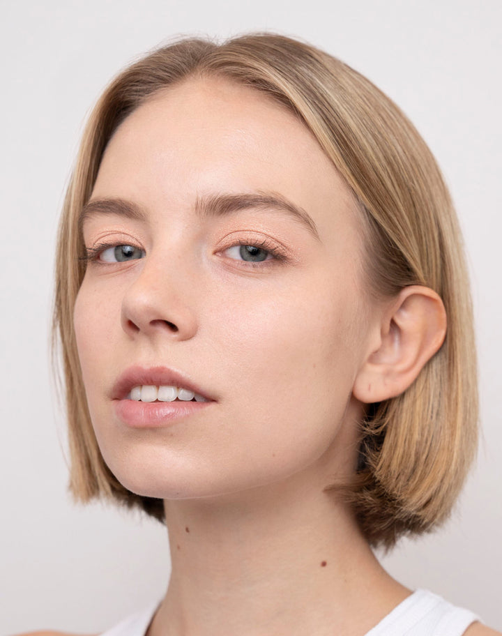 everyday-casual; Caro trägt die Farbe Beam im Mono-Look