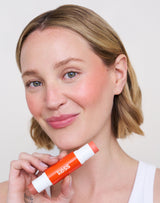 ; Jennifer trägt den Limited Edition Hot Orange Duo Stick in den Shades Melon und Toasted