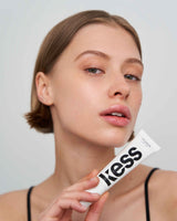 light; Ksenia trägt die CC Cream in Light