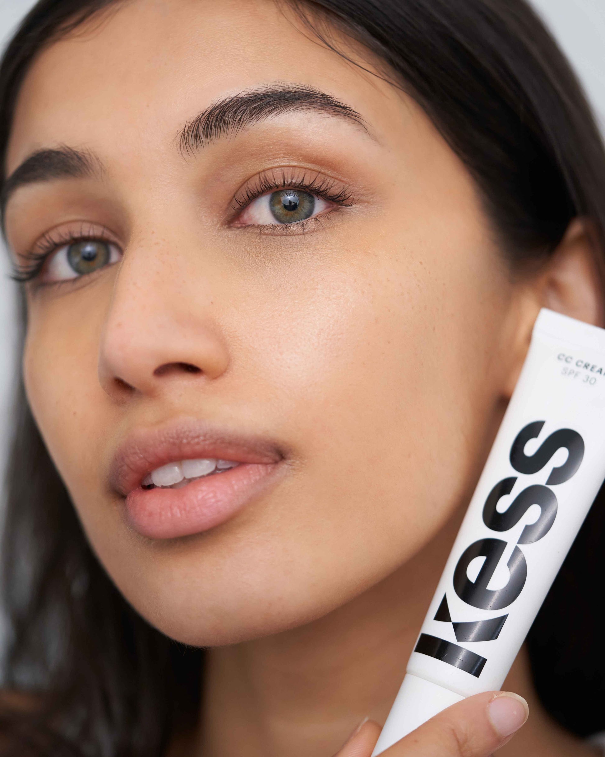 medium; Yashvi trägt die CC Cream in Medium