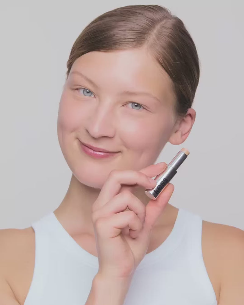 concealer-stick-spf-20; light-to-medium: Pupa trägt Shade Light to Medium
