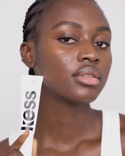 cc-cream-spf-30; deep: Ibukun trägt die CC Cream in Deep