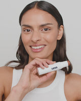 blush-glow-duo-stick-your-choice; tan-bronzer: Melanie trägt den Cream Bronzer in Tan