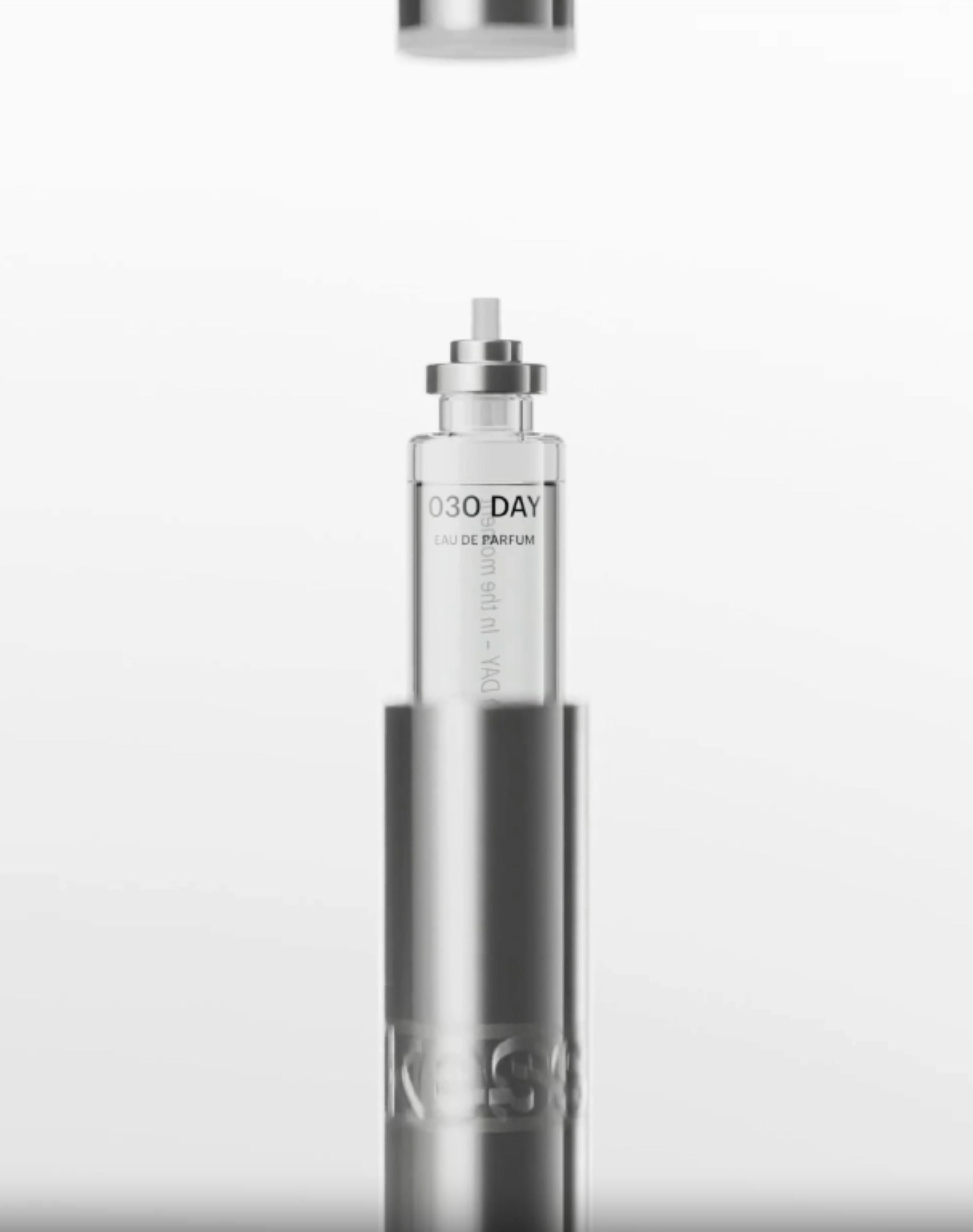 Video laden: 030 Eau de Parfum mit Refillfunktion der 30ml Full Size