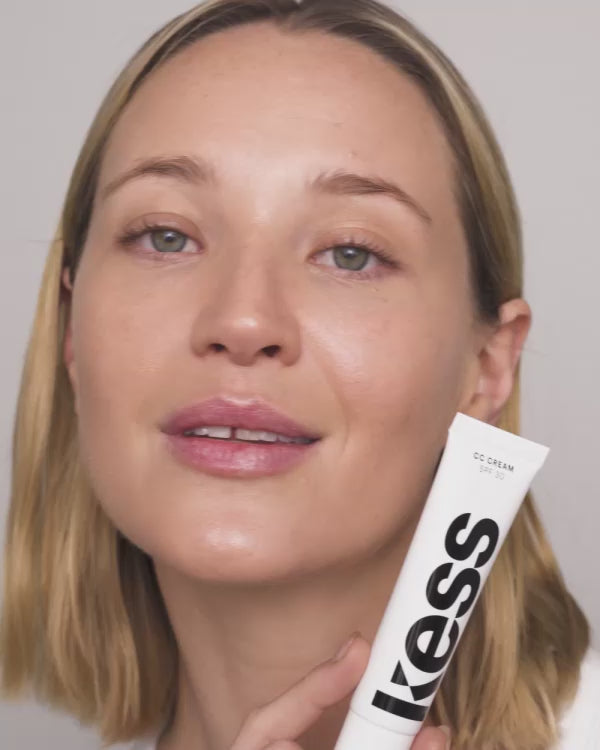 cc-cream-spf-30; light: Jennifer trägt die CC Cream in Light