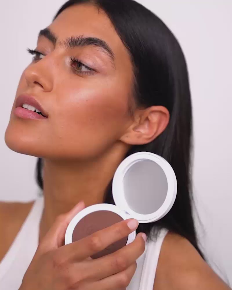 Video laden: 365-bronzer; tan-to-deep: Viktoria trägt den Bronzer in Tan to Deep