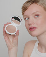 365-bronzer; light: Jessica trägt den 365 Bronzer in Light