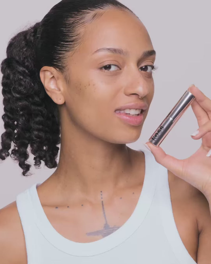 concealer-stick-spf-20; medium-to-tan: Trace trägt Shade Medium to Tan