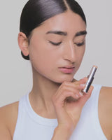 medium-2; Aya trägt Shade Medium 2