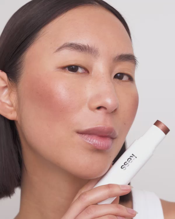 ; Ahn und Mariam tragen Rosy Glow und Bronzy Glow