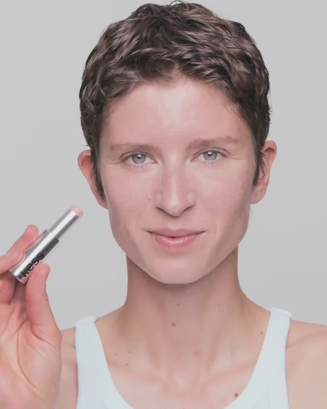 Video laden: concealer-stick-spf-20; light-2: Eliza trägt Shade Light 2