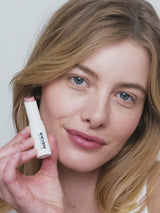 Naked; Lydia trägt den Triple Tint Lip Balm in Naked