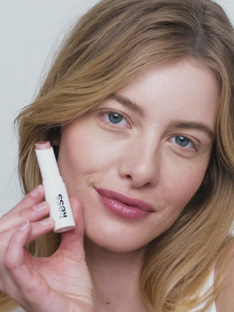 triple-tint-lip-balm; Naked: Lydia trägt den Triple Tint Lip Balm in Naked