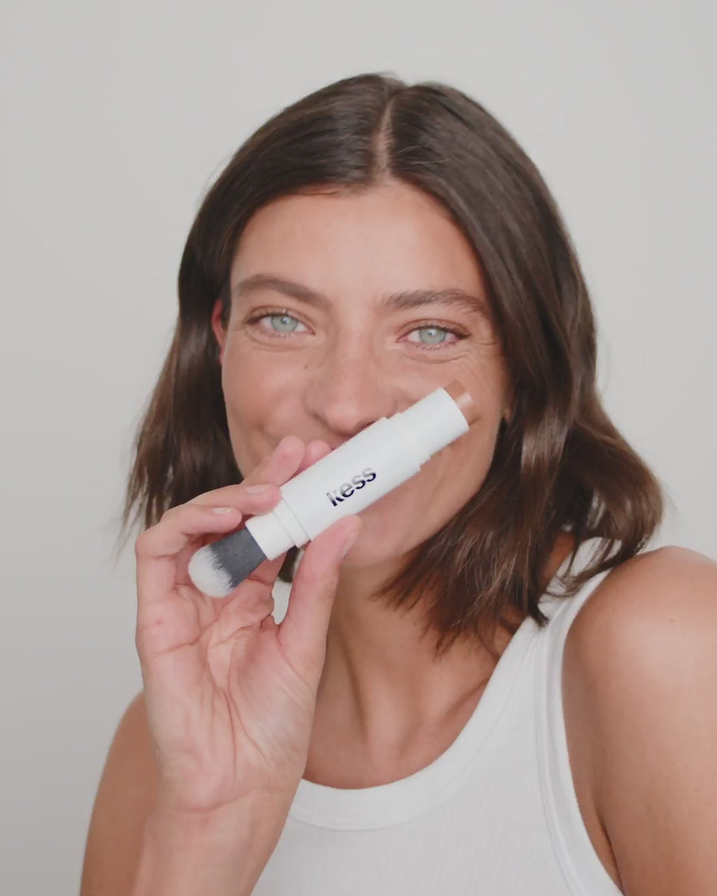 blush-glow-duo-stick-your-choice; medium-bronzer: Melina trägt den Cream Bronzer in Medium