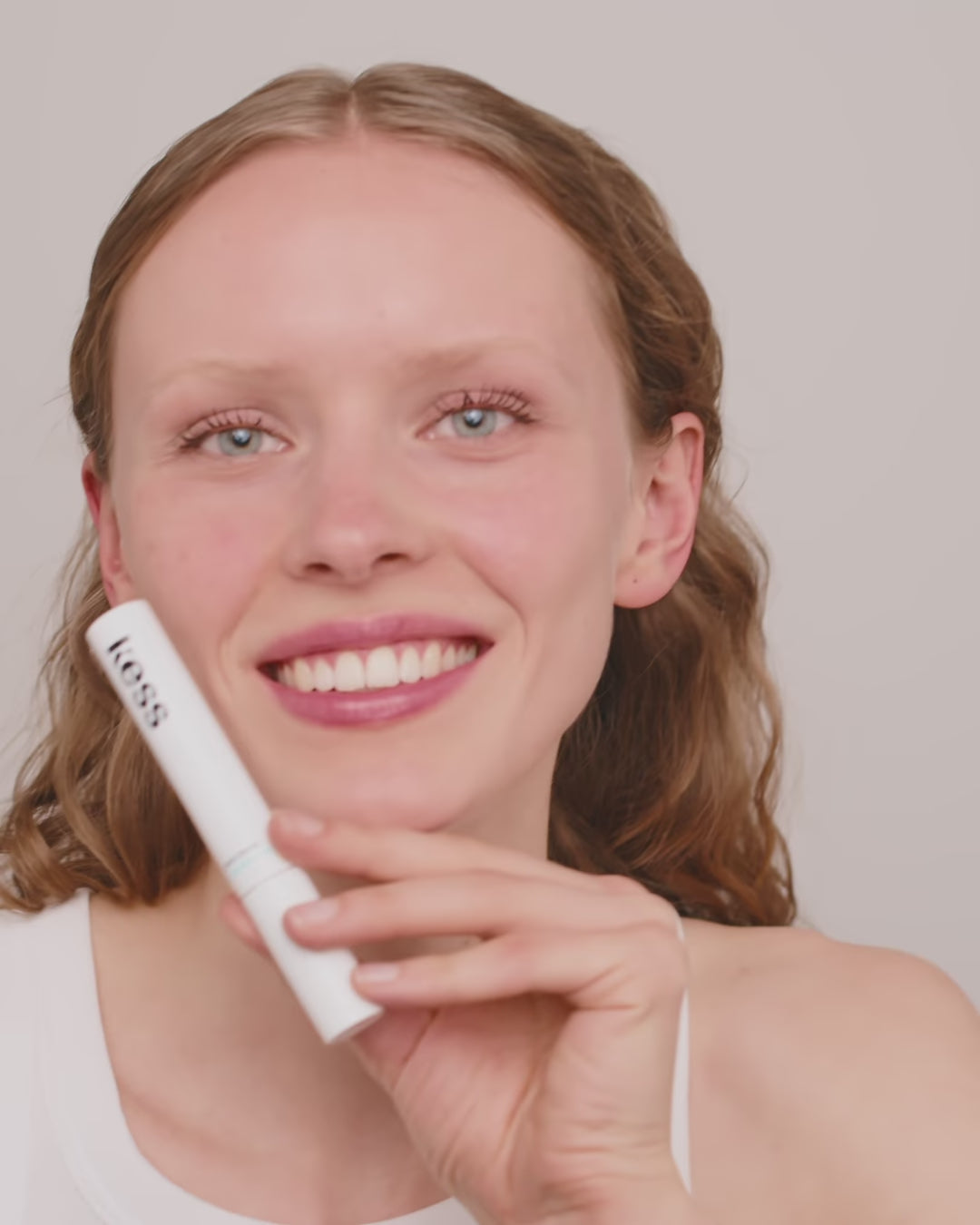 Video laden: get-wet-waterproof-mascara; black: Alba trägt die GET WET Waterproof Mascara in Black