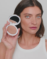 365-bronzer; medium: Melina trägt den 365 Bronzer in Medium