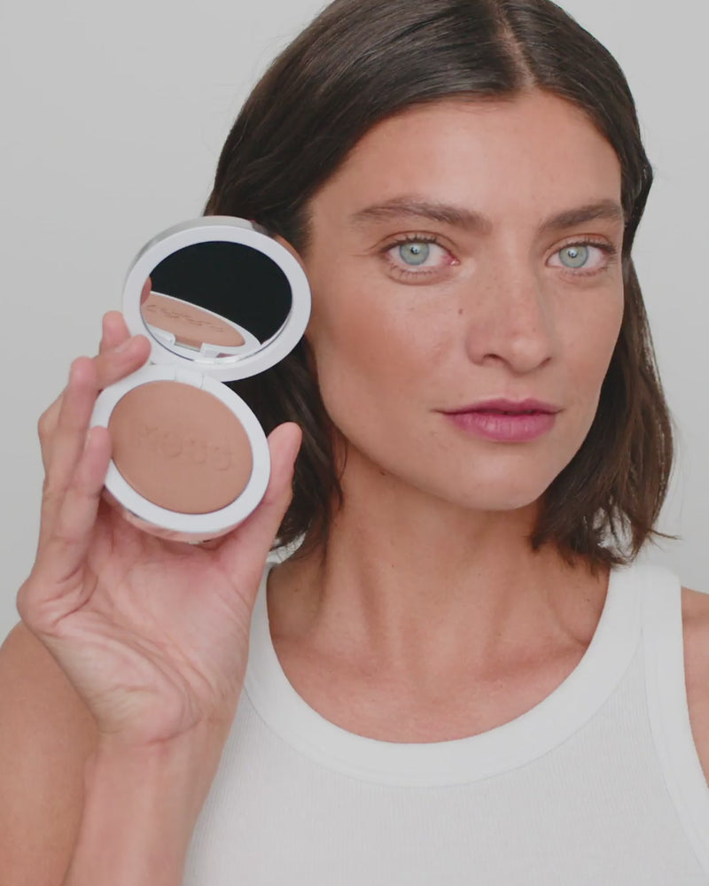365-bronzer; medium: Melina trägt den 365 Bronzer in Medium