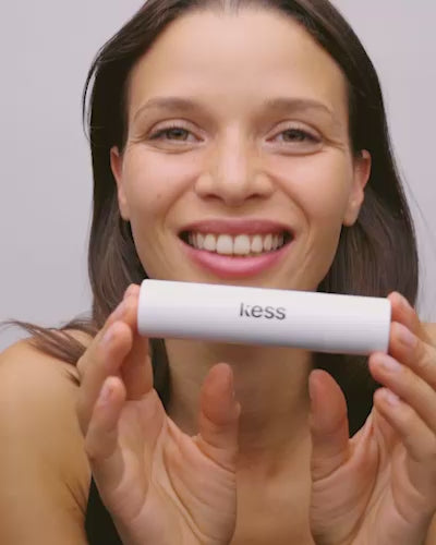 Video laden: ; Stella trägt unseren Berry Blush mit den Sunglow Highlighter