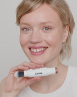 blush-glow-duo-stick-your-choice; light-bronzer: Jessica trägt den Cream Bronzer in Light