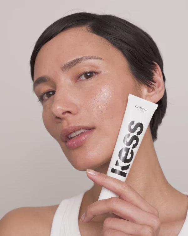 Video laden: cc-cream-spf-30; medium: Charmie trägt die CC Cream in Medium