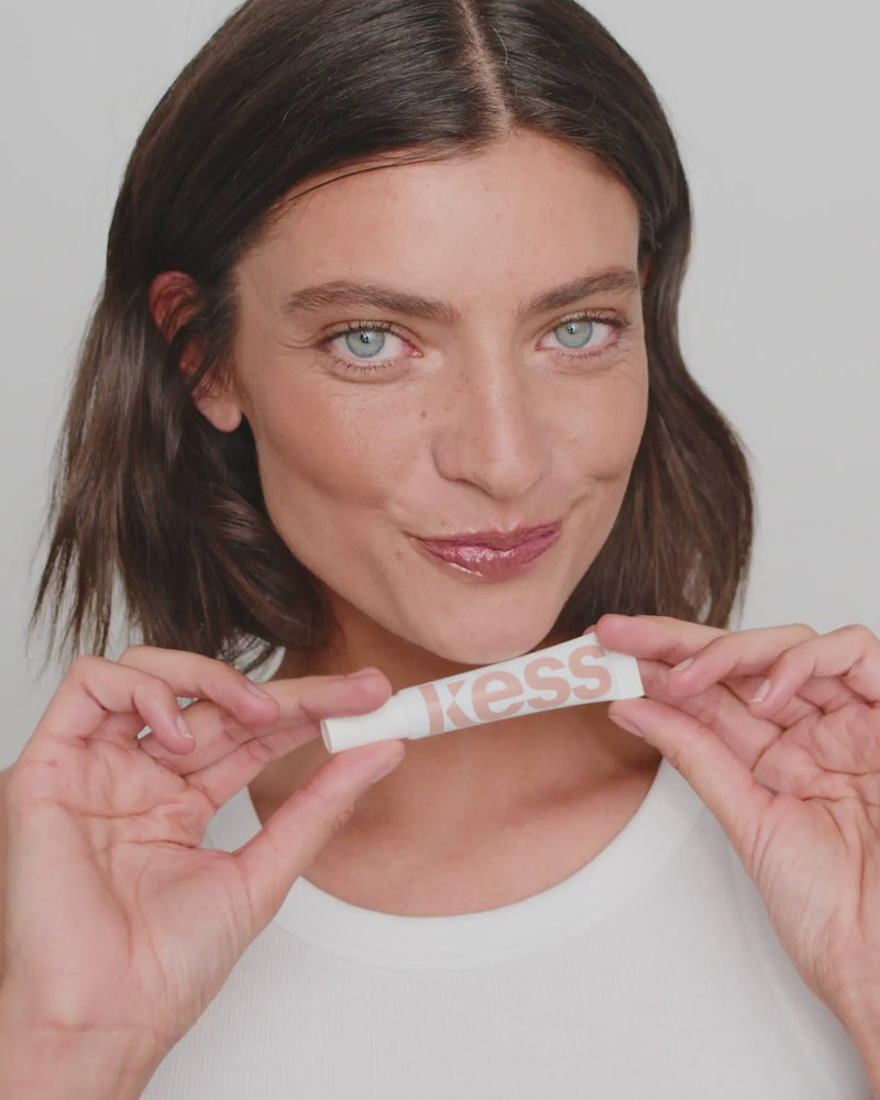 spf-lip-gloss-off-duty-limited-edition; off-duty: Melina trägt den Limited Edition Lip Gloss in Off Duty