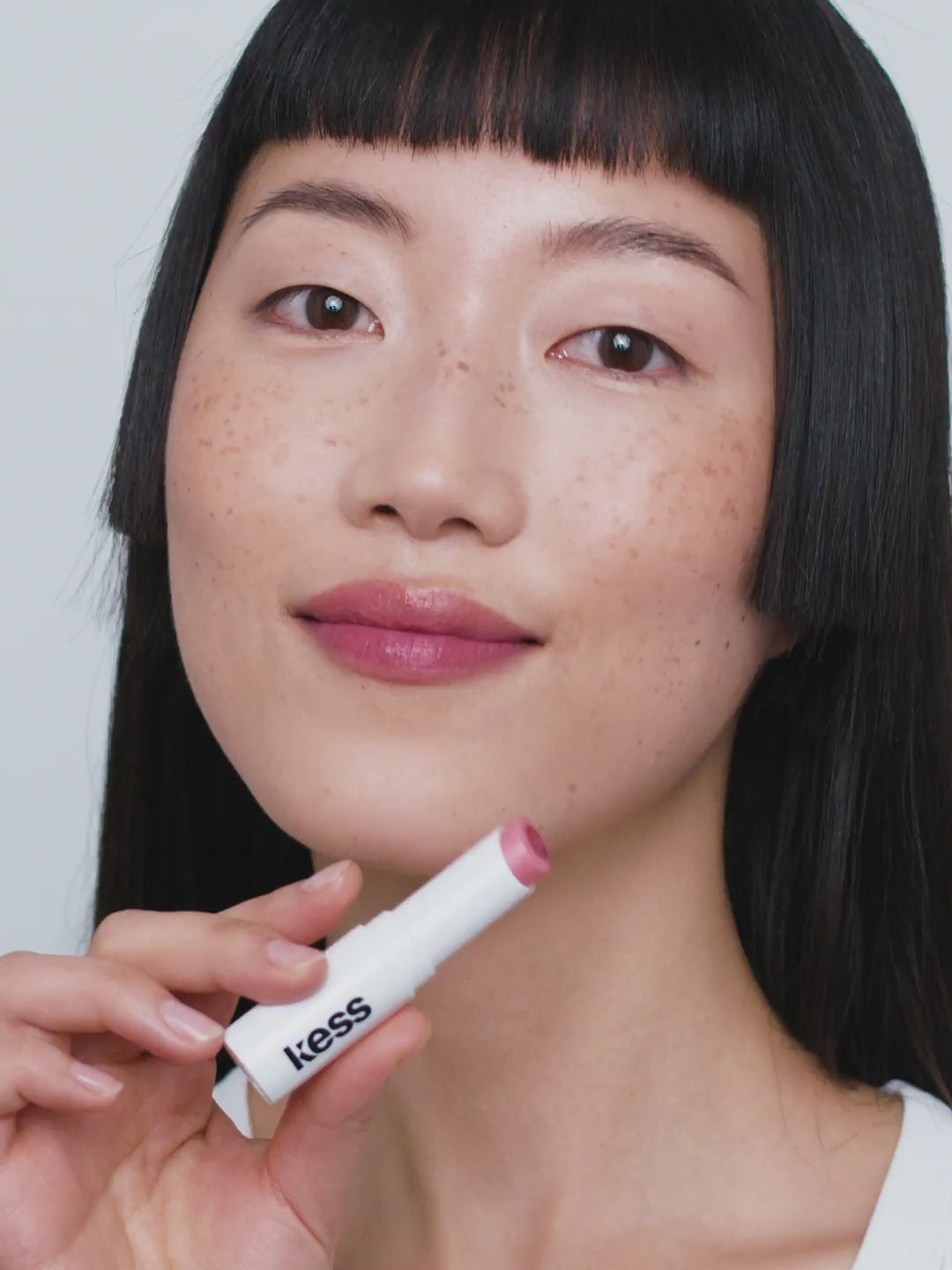 Video laden: triple-tint-lip-balm; Kiss: Loo Loo trägt den Triple Tint Lip Balm in Kiss
