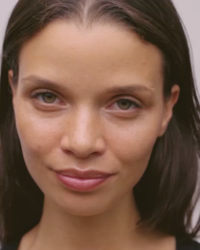 mono-stick; sun-glow-highlighter: Sun-Glow ist ein zart schimmernder Kupfer-Peach-Ton mit roségoldenen Untertönen