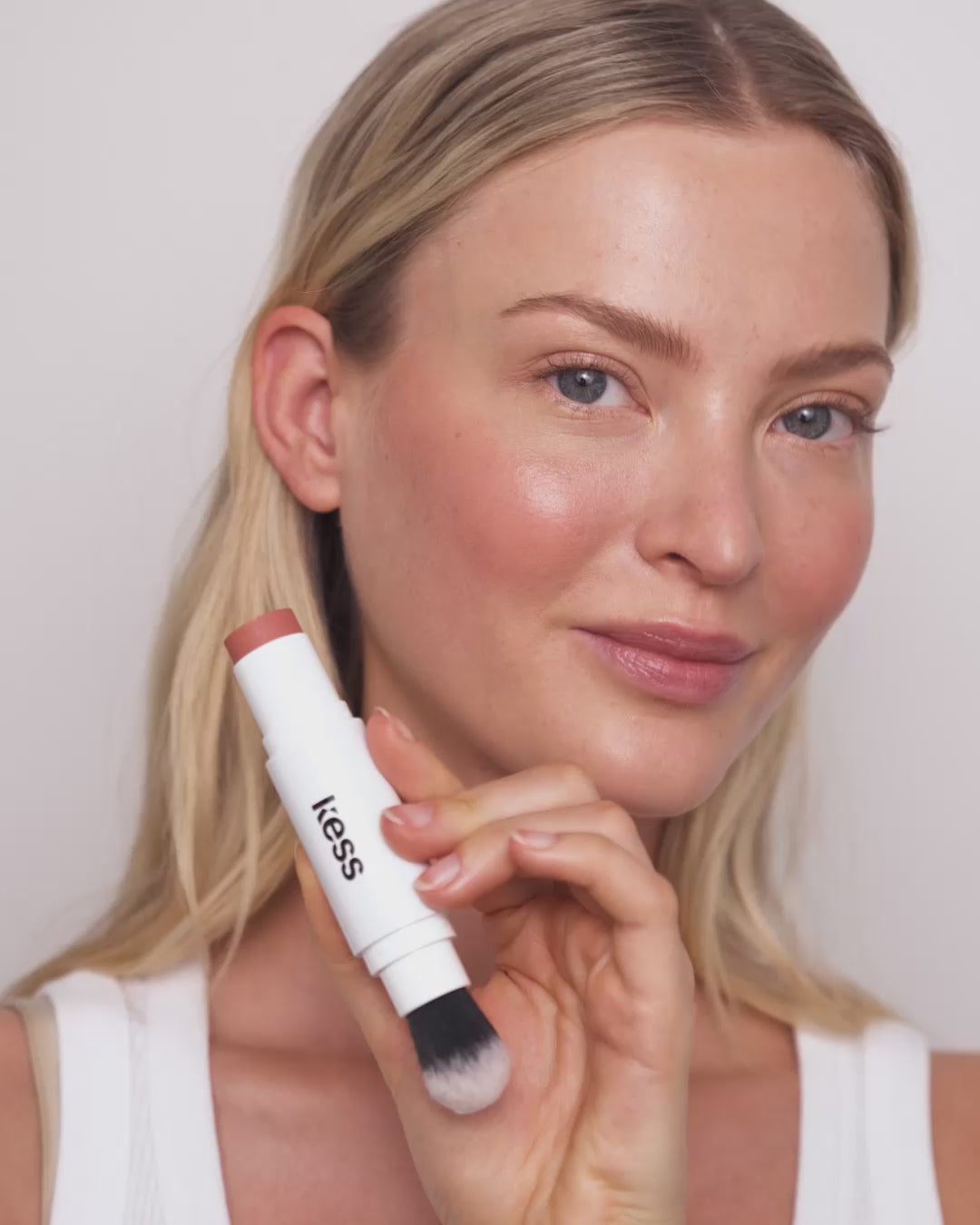 Video laden: ;Emma nutzt den Blush in Cheeks und die Click-In Brush in unserem Duo Stick