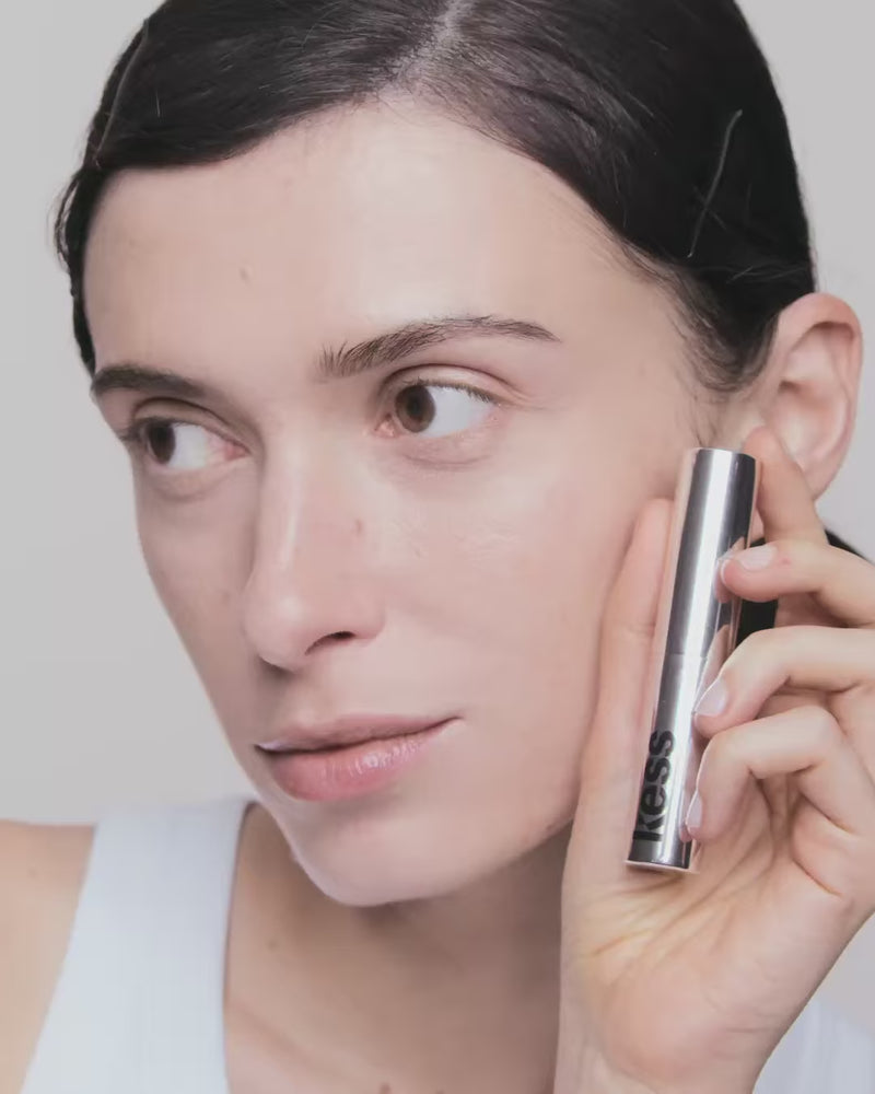 concealer-stick-spf-20; fair-1: Ana trägt Shade Fair to Light