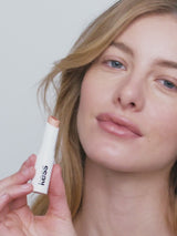 Nothin; Lydia trägt den Triple Tint Lip Balm in Nothin